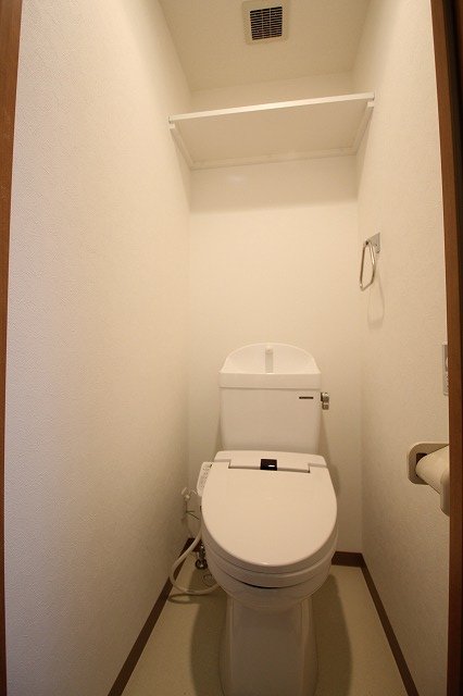 トイレ　同物件別号室のものです。