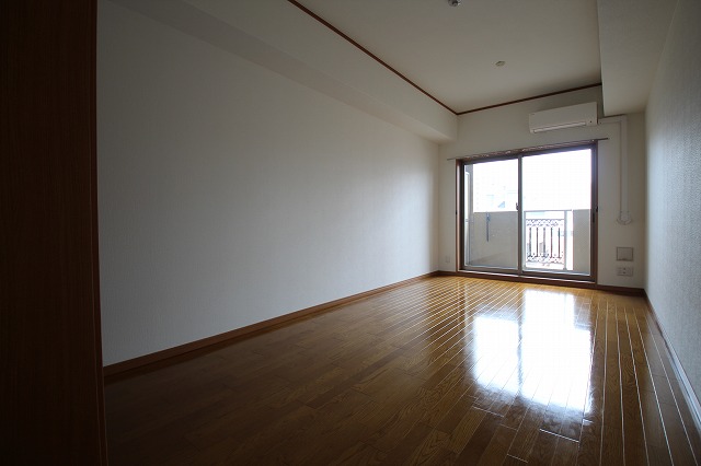 居室・リビング　同物件別号室のものです。