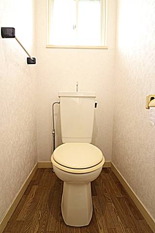 トイレ　窓ありで換気もバッチリ