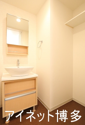 洗面設備　オシャレな独立洗面台ですね