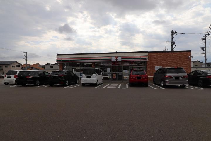 コンビニ　セブンイレブン（コンビニ）まで717m