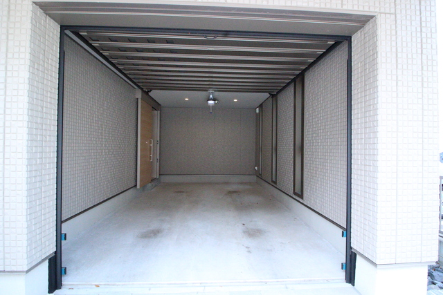 駐車場　リモコン付き電動シャッター付きです♪