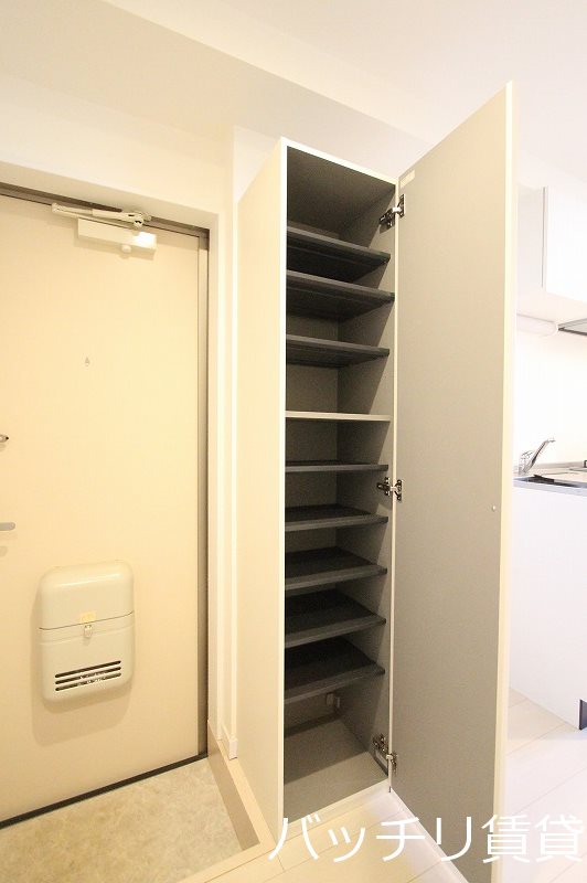 玄関　同型タイプの為、現状を優先致します。