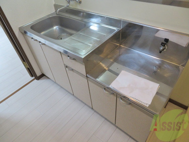 キッチン　キッチン斜めから撮影。シンプルなキッチンです。