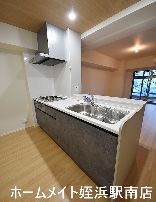 キッチン　★３口システムキッチンでお料理がはかどります★