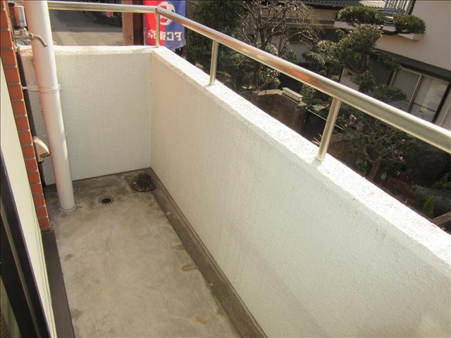 バルコニー　陽当たりが良いので洗濯物も乾きやすいです