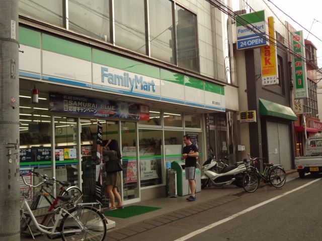 コンビニ　ファミリーマート（コンビニ）まで20m