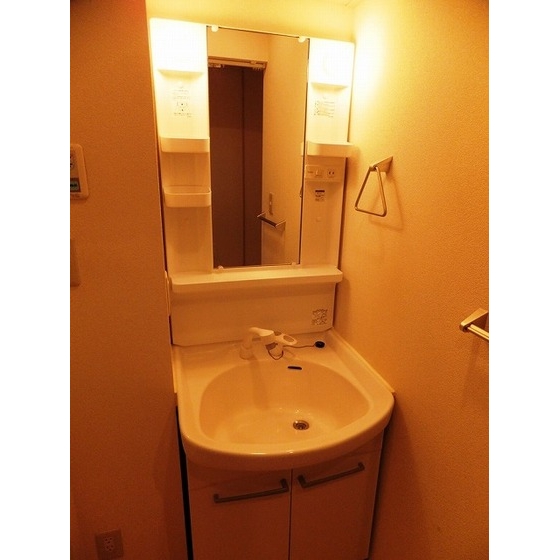 洗面設備　ゆったりとスペースのある洗面所