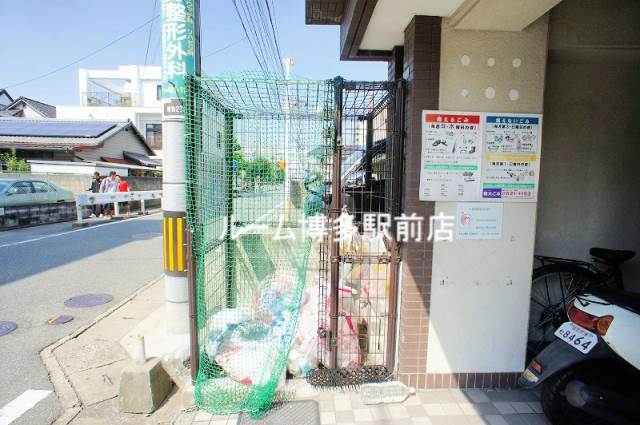 エントランス　共有ゴミ置き場