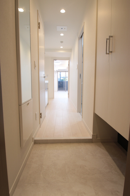 玄関　同間取の別室参考写真です。