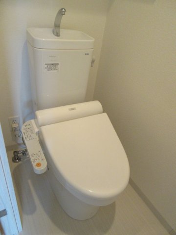 トイレ　落ち着いた色調のトイレです