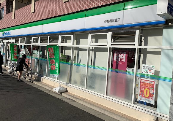 コンビニ　ファミリーマート（コンビニ）まで295m