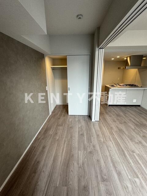 その他部屋・スペース　落ち着いた色調の寝室です