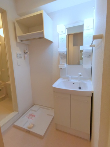 洗面設備　シャンドレ付き洗面化粧台と室内洗濯機置き場