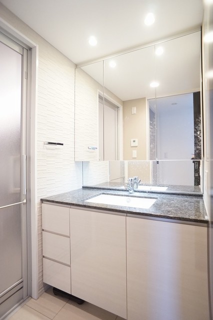 洗面設備　三面鏡タイプの洗面台※前回募集時の写真です