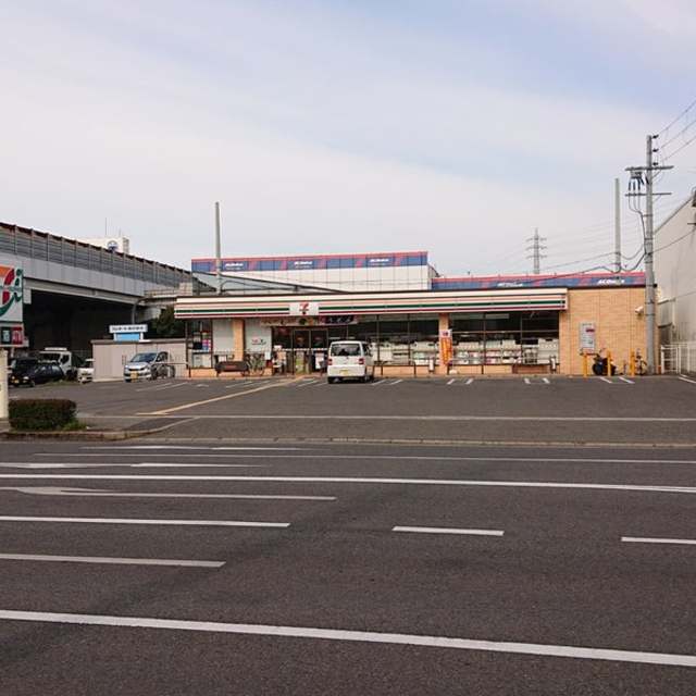 コンビニ　セブンイレブン岸和田土生町店（コンビニ）まで654m