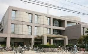 図書館　世田谷区立中央図書館（図書館）まで523m