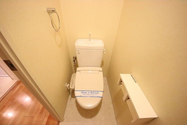 トイレ　※写真は同じマンションの違う部屋のものになります。