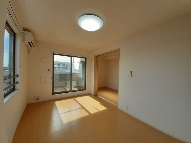 グゥテェ ライゼ Aの居間写真