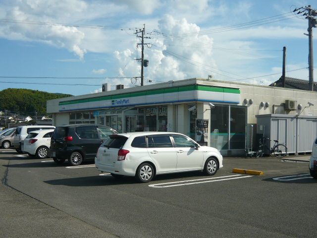 コンビニ　ファミリーマートさつま旭町店（コンビニ）まで300m