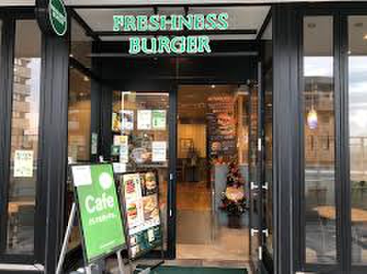飲食店　フレッシュネスバーガー新川崎スクエア店（飲食店）まで508m
