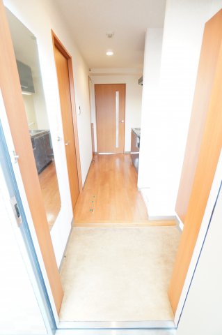 玄関　※同物件・同タイプの写真です。