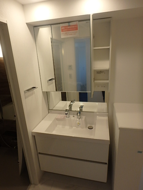 洗面設備　三面鏡仕様の機能的な洗面台。