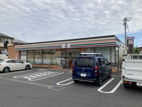 コンビニ　セブンイレブン（コンビニ）まで976m