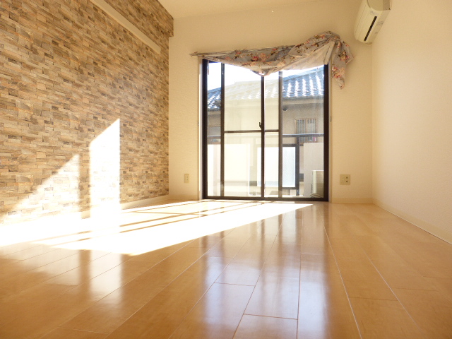 その他　アクセントクロス使用の部屋もございます