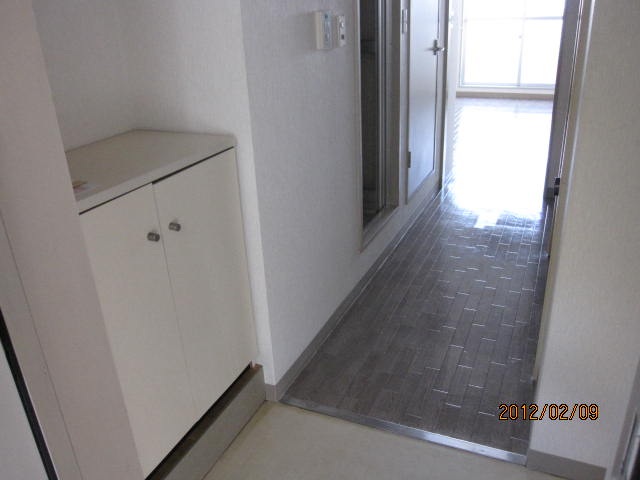 玄関　下駄箱付き