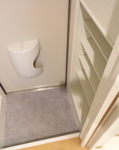 玄関　同物件別号室のものです。