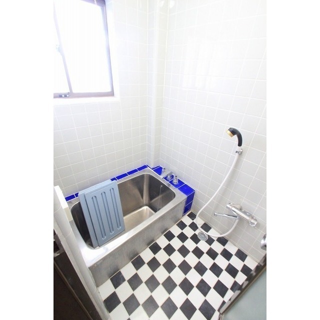 バス・シャワールーム　換気しやすい窓付き浴室