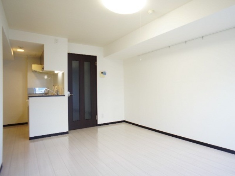 居室・リビング　退去予定につき同タイプ別号室の画像です。