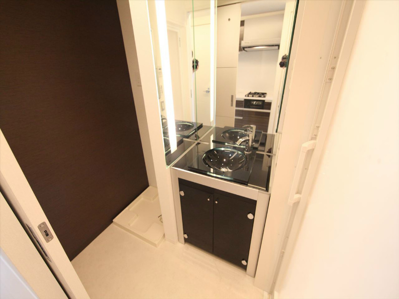 洗面設備　オシャレな独立洗面台　収納スペース有