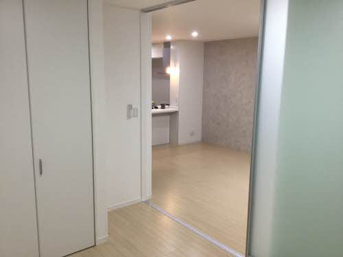 その他部屋・スペース　ＬＤＫと洋室を仕切るスライディングスクリーンがあります。