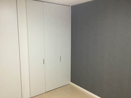 その他部屋・スペース　グレーのアクセントクロスを使用した洋室です。