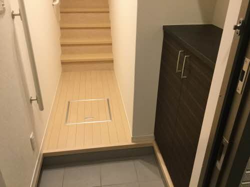 その他部屋・スペース　玄関には、収納棚を設置。靴を収納できます。