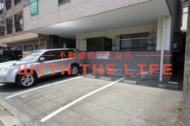 駐車場　駐車場があるので、車を買う予定の方も安心です