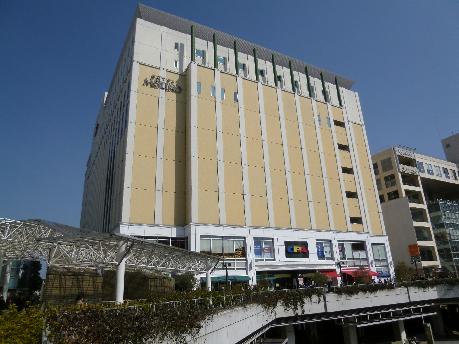 ショッピングセンター　新百合丘オ-パ(OPA)（ショッピングセンター）まで275m