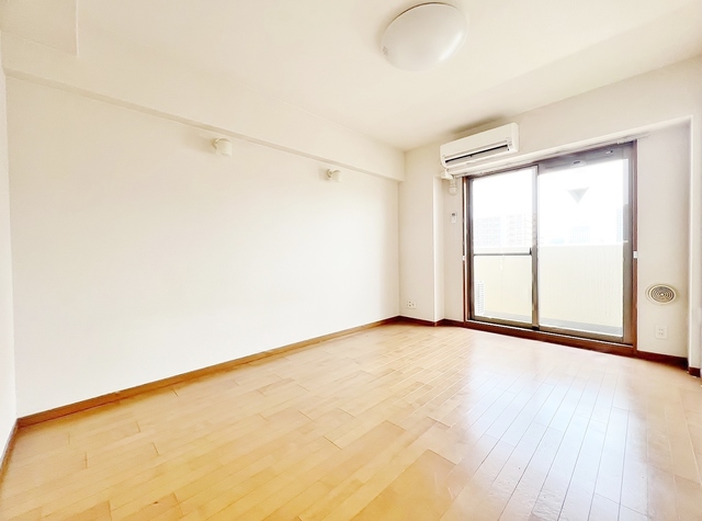 居室・リビング　８．５帖の洋室