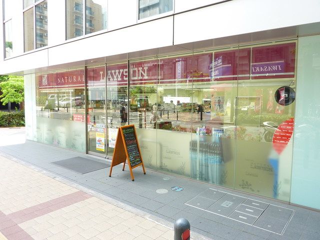 コンビニ　ナチュラルローソン（コンビニ）まで140m