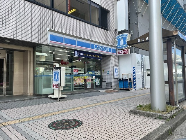 コンビニ　ローソン富山新富町店（コンビニ）まで500m
