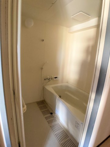 バス・シャワールーム　別部屋反転間取りのお写真となります。