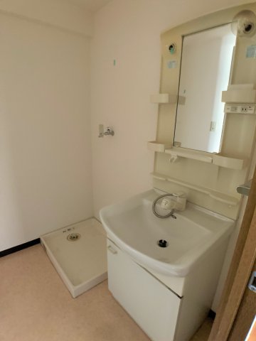 洗面設備　別部屋反転間取りのお写真となります。