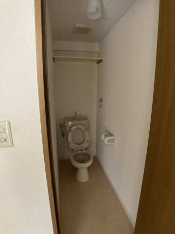 トイレ　別部屋反転間取りのお写真となります。