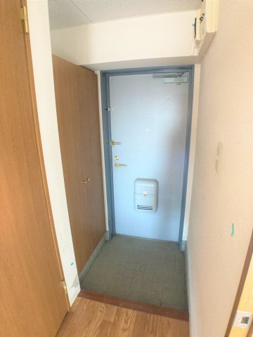 玄関　別部屋反転間取りのお写真となります。