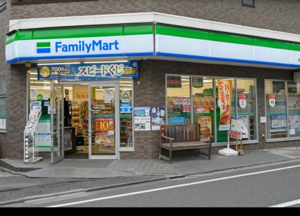 コンビニ　ファミリーマート田園調布本町店（コンビニ）まで567m