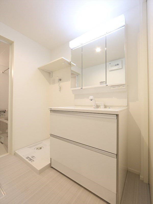 洗面設備　脱衣所　独立洗面台（シャンプードレッサー付）同仕様写真