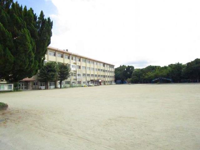 小学校　桜ケ丘西小学校（小学校）まで623m