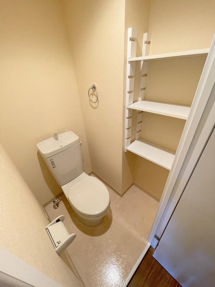 トイレ　収納棚有
